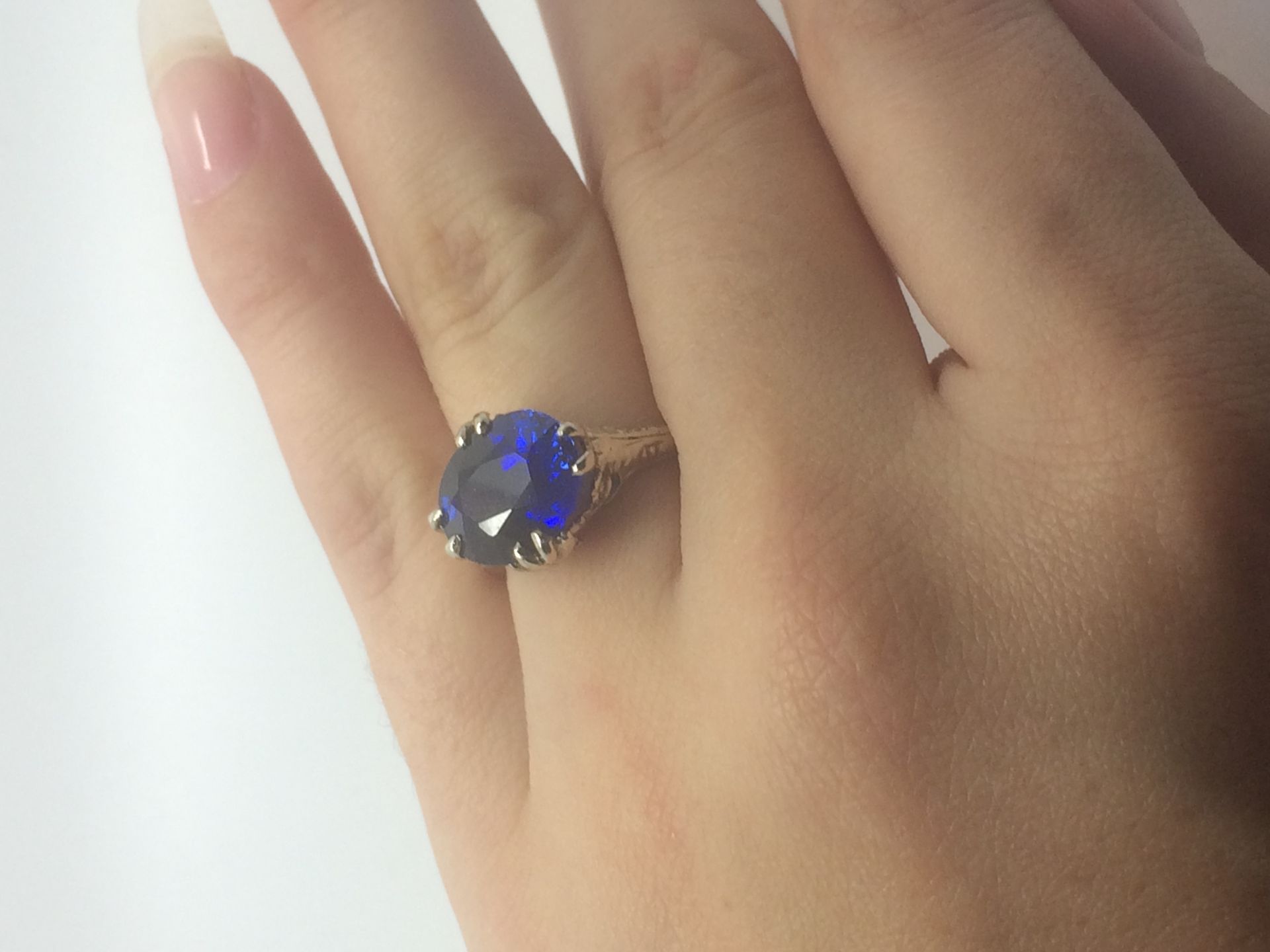 6.10 CT SAPPHIRE RING SET IN 14 CT WHITE GOLD RING - Image 3 of 6