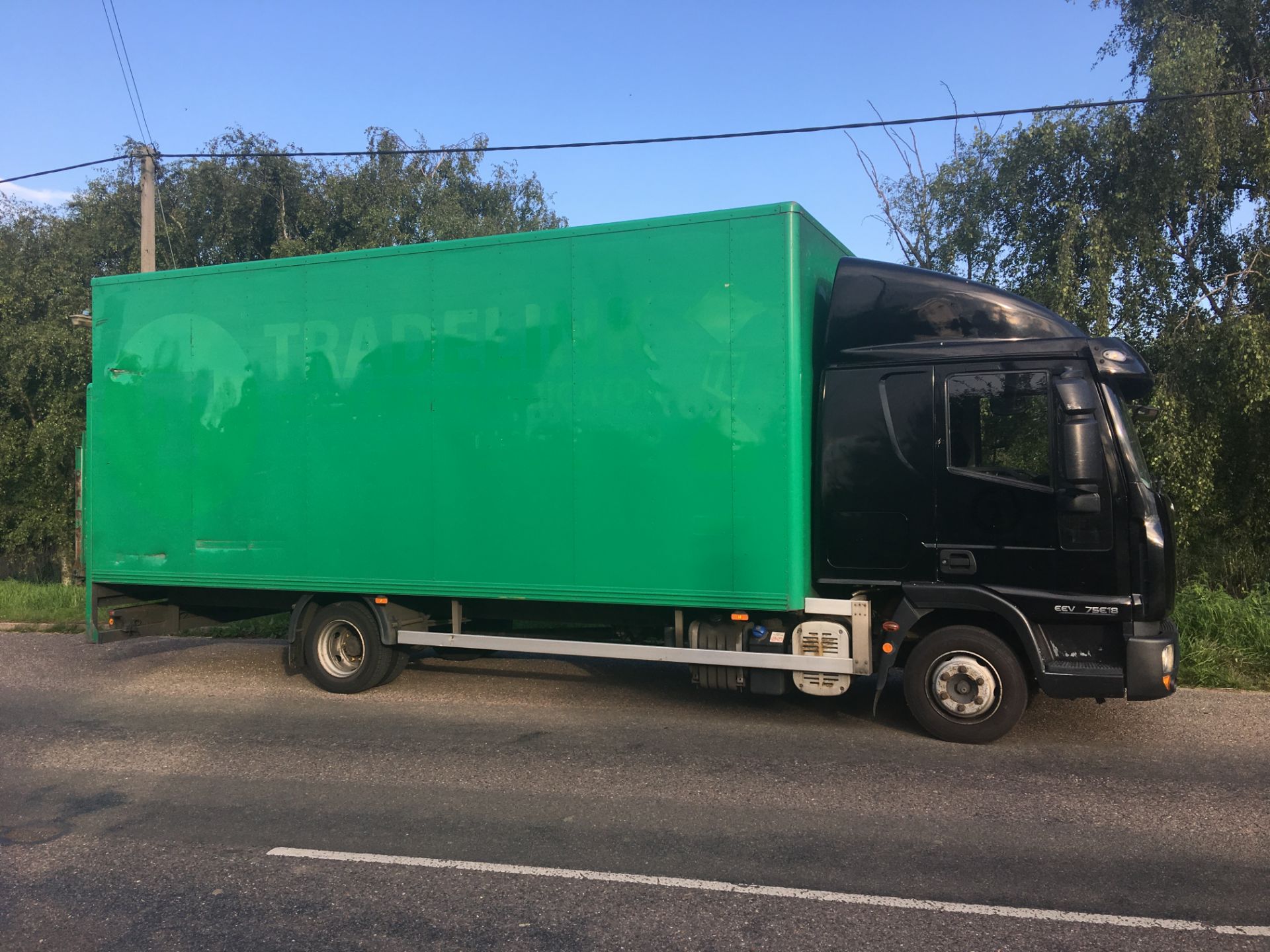 2010 IVECO EUROCARGO 7.5 TONBOX LORRY WITH TAIL LIFT SLEEPER CAB EURO 6 WITH ADBLUE AUTO - Image 5 of 20