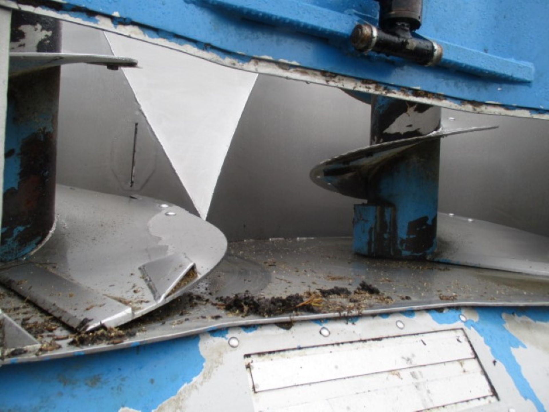 RISSLER V995 TWIN AUGER MIXER W/ 26 HP MOTOR