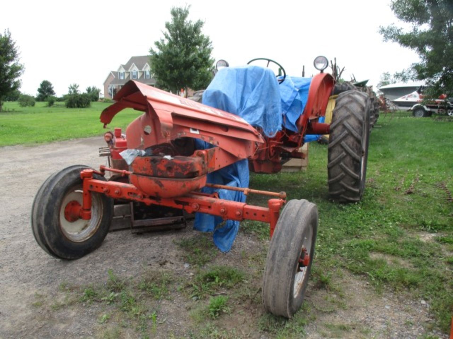 AC D17 SERIOS 4 W/WIDE FRONT, GAS, HYD 3PT, NEEDS WORK - Image 2 of 3