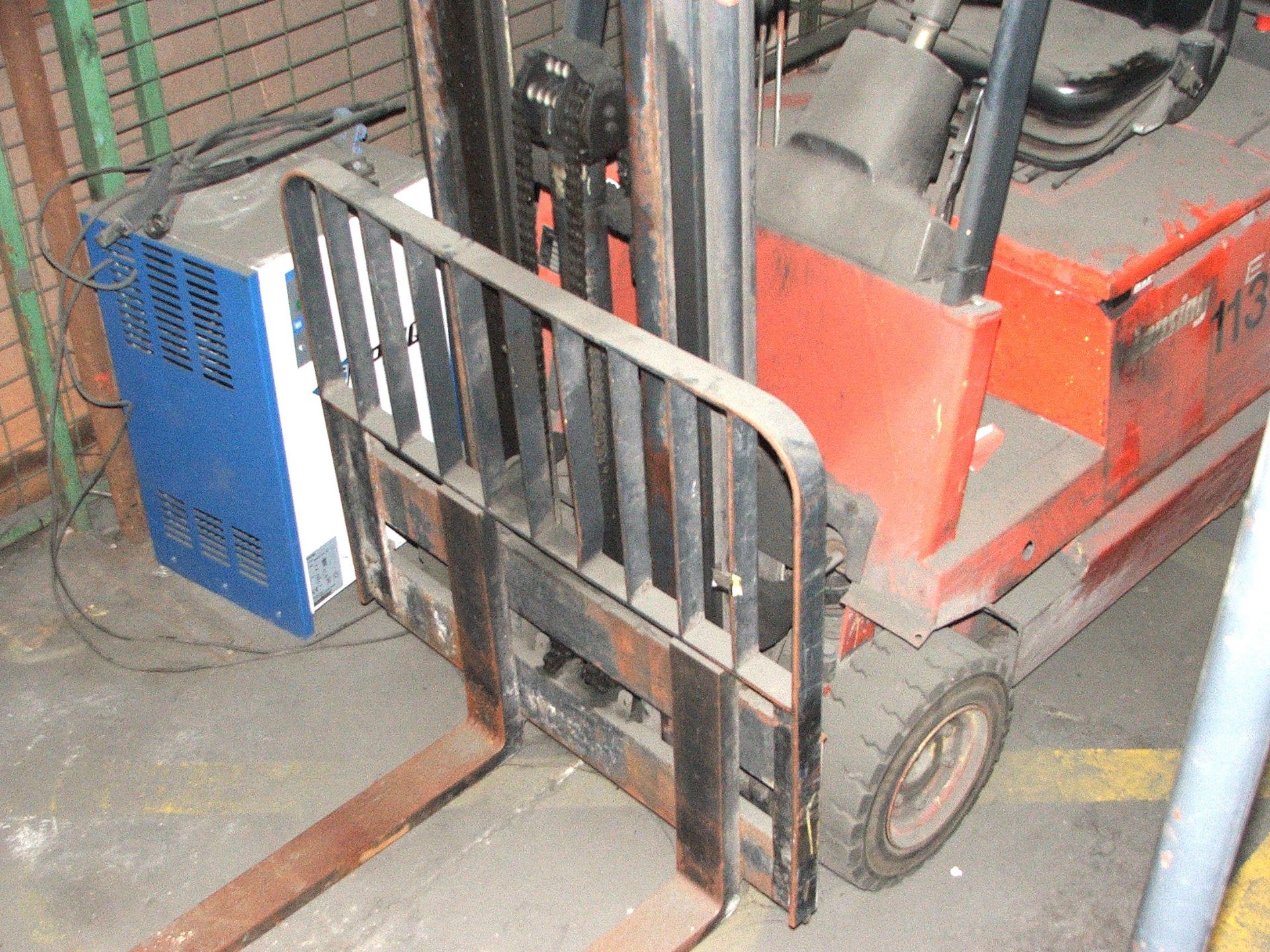 LASING LINDE E152 1.5 TON BATTERY POWERED FORK LIFT TRUCK 3560 HRS WITH CHARGER (LOCATED - Image 2 of 3