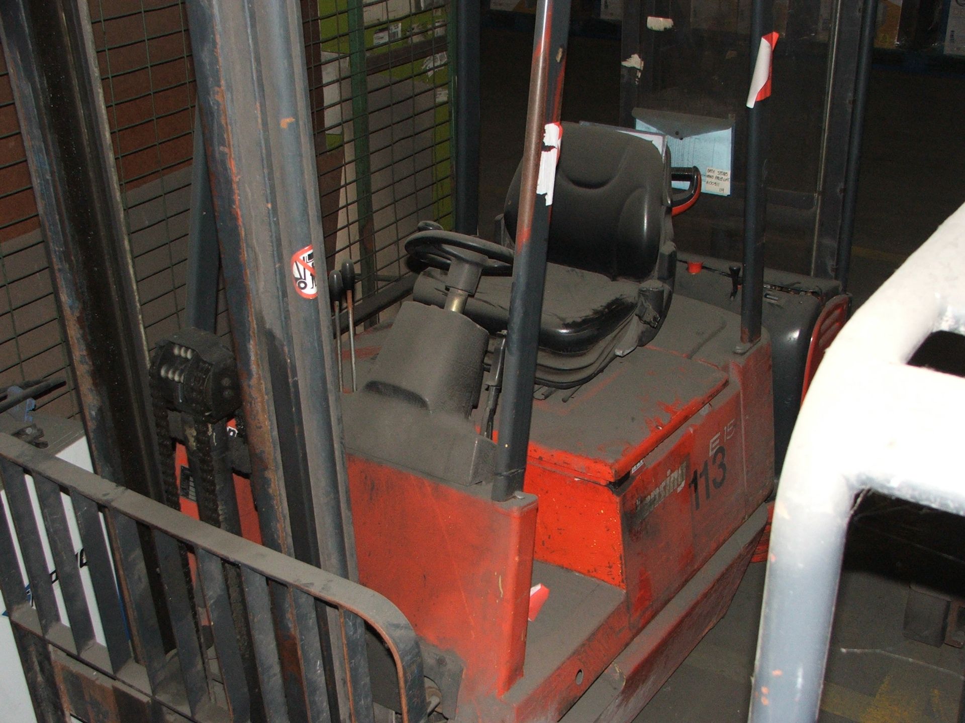 LASING LINDE E152 1.5 TON BATTERY POWERED FORK LIFT TRUCK 3560 HRS WITH CHARGER (LOCATED - Image 3 of 3