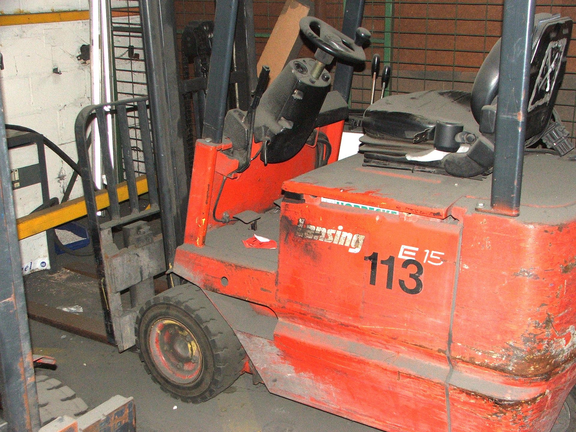 LASING LINDE E152 1.5 TON BATTERY POWERED FORK LIFT TRUCK 3560 HRS WITH CHARGER (LOCATED