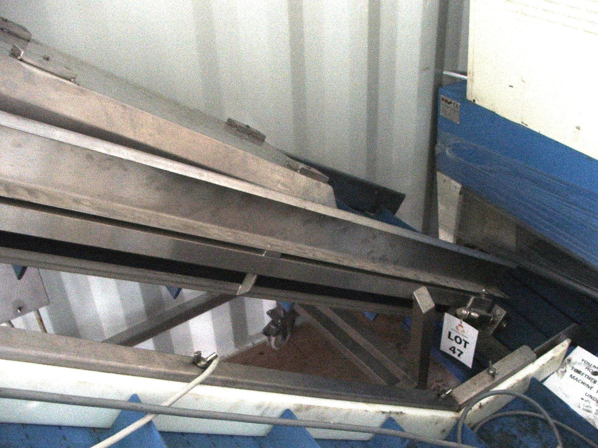 S/STEEL 1.5MTR X 600MM MOBILE TRANSFER CONVEYOR LIFT OUT £15.00 - Image 2 of 2