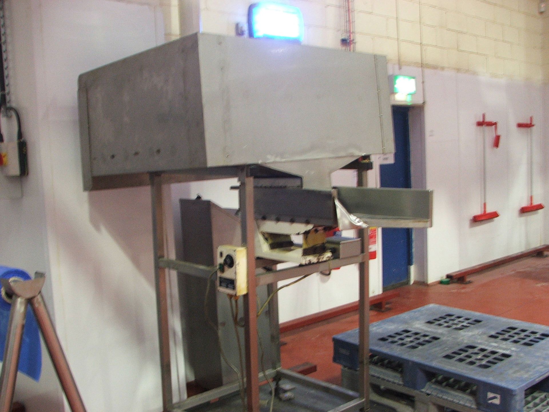 S/STEEL VIBRATORY HOPPER FEED UNIT ON STEEL STAND 1 MTR X 1 MTR X 500 SPARES OR REPAIRS REQUIRES