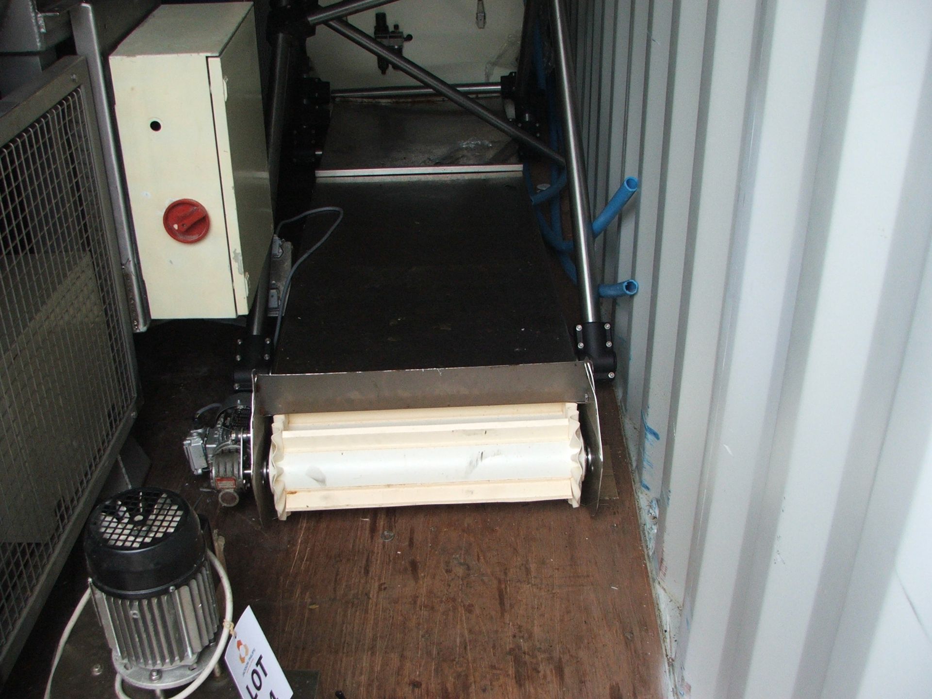 500MTR X 2MTR BELT CONVEYOR ON S/STEEL BASE LIFT OUT £15.00 - Image 2 of 2