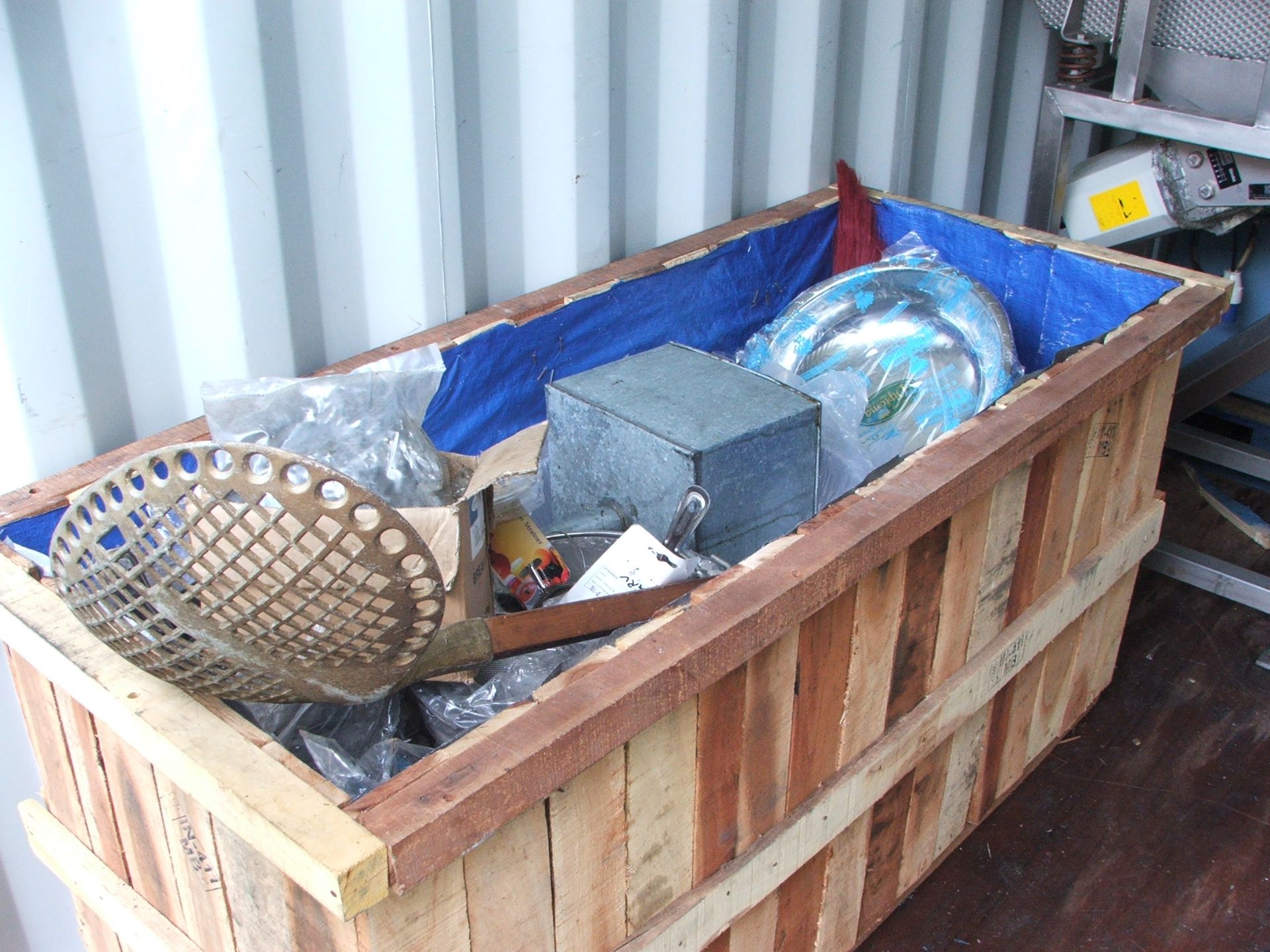 WOODEN CRATE & CONTENTS VARIOUS BOWLS, HAND SEIVES, S/STEEL UTENSILS LIFT OUT £15.00 - Image 3 of 3