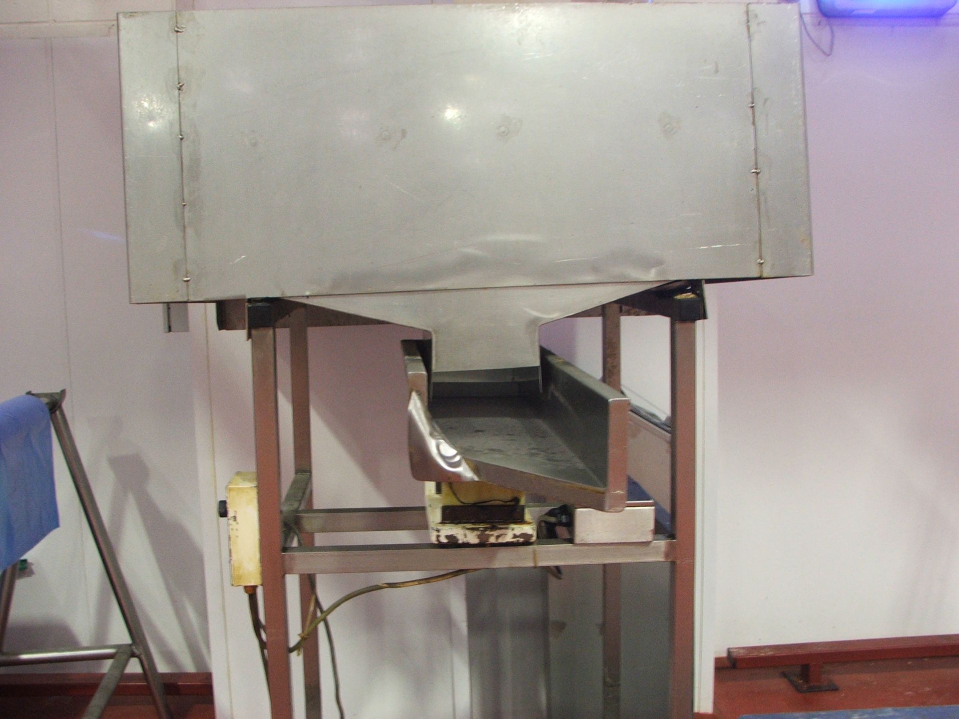 S/STEEL VIBRATORY HOPPER FEED UNIT ON STEEL STAND 1 MTR X 1 MTR X 500 SPARES OR REPAIRS REQUIRES - Image 2 of 2