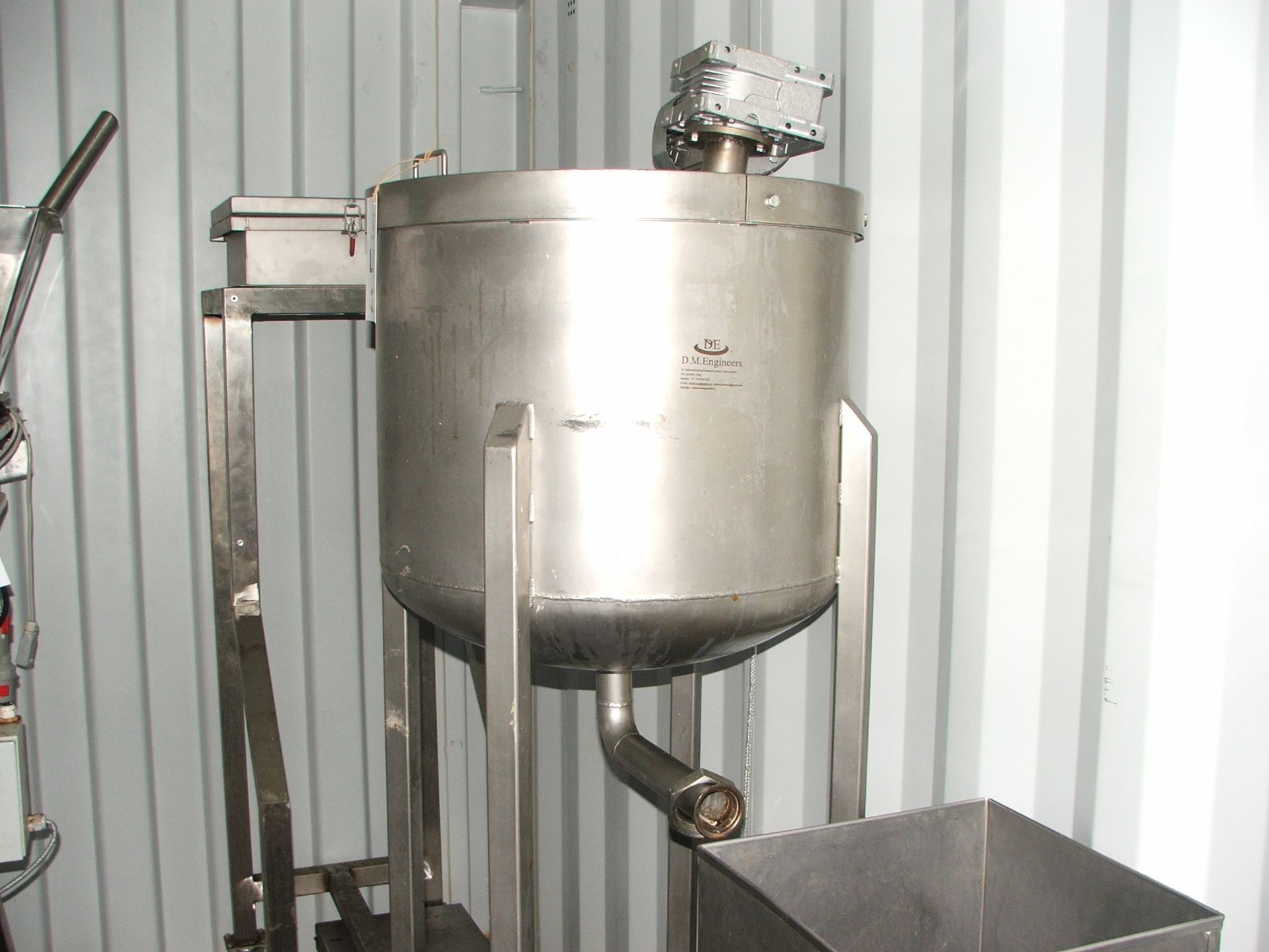 S/STEEL 100 LTR MIXING VESSEL WITH BOTTOM OUTLET & INCLINED TOP MIXER LIFT OUT £30.00