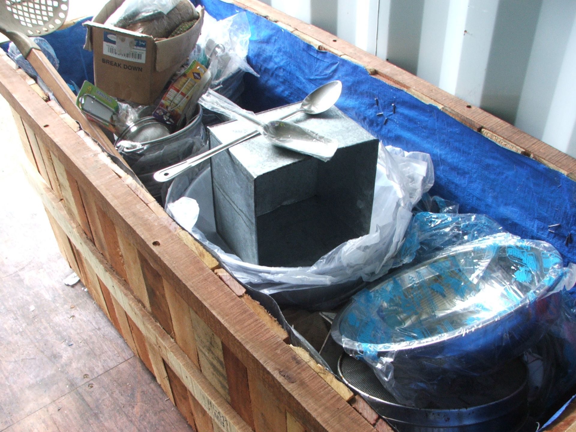 WOODEN CRATE & CONTENTS VARIOUS BOWLS, HAND SEIVES, S/STEEL UTENSILS LIFT OUT £15.00 - Image 2 of 3