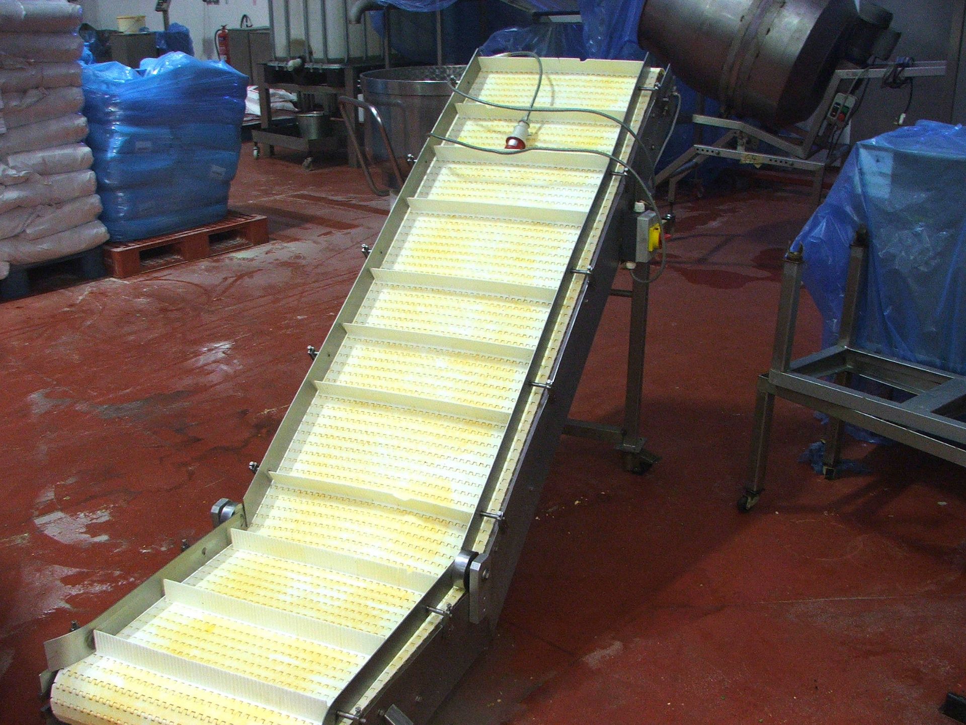 2.5 MTR X 1 MTR LIFT ELEVATED POCKET CONVEYOR . LIFT OUT £15.00