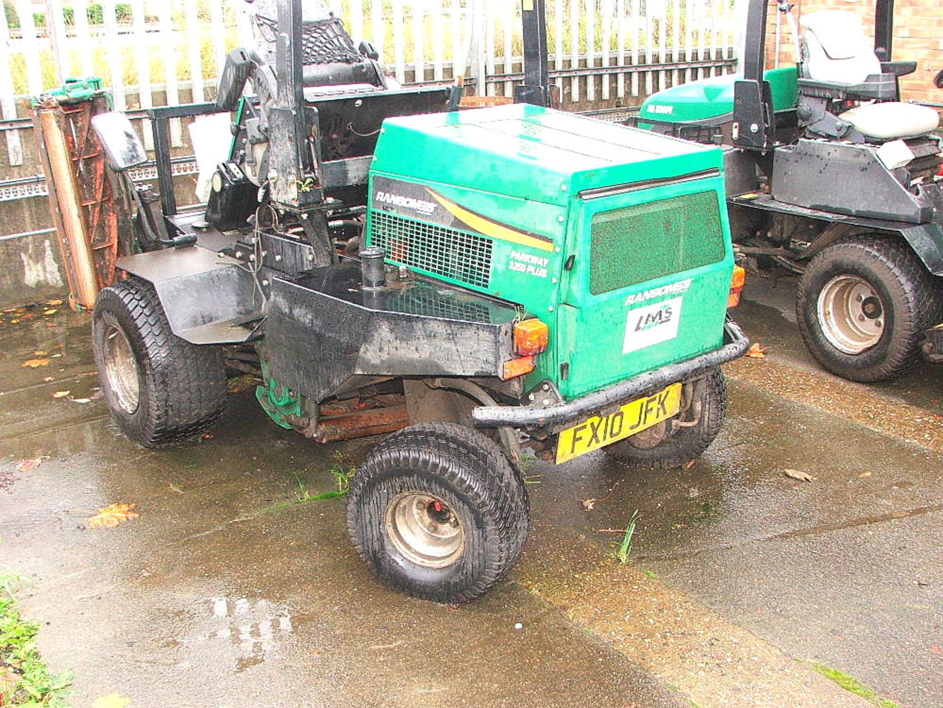 RANSOMES PARKWAY 2250 RIDE ON CYLINDER MOWER 10 PLATE 3016 HRS REQUIRES ENGINE REPAIR