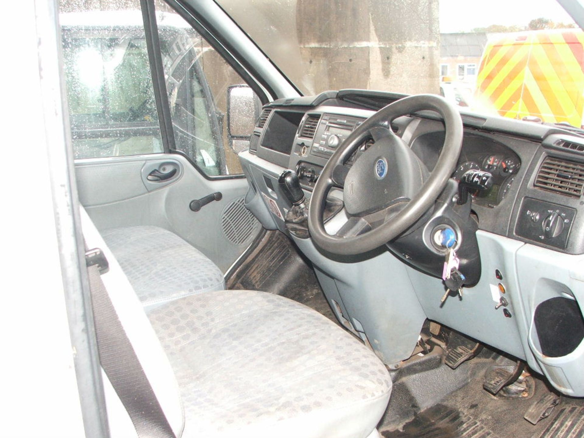 WHITE FORD TRANSIT TWIN AXLE CREW CAB TIPPER TRUCK WITH TOOL CHEST, ROOF LIGHT & TOW BALL 09 PLATE - Image 4 of 5