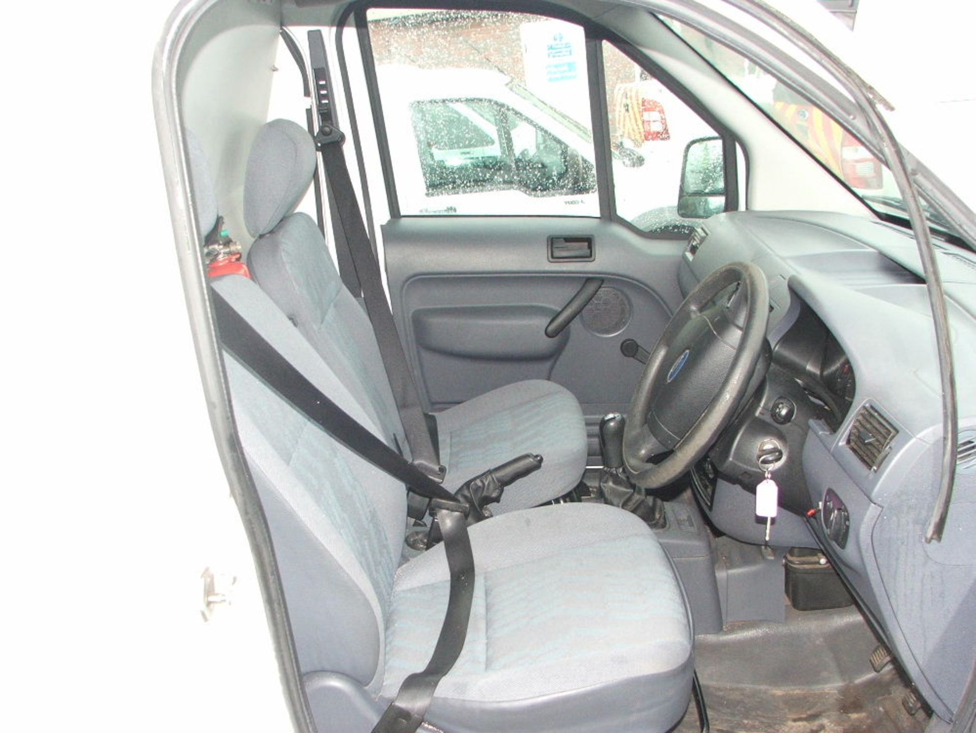 WHITE FORD CONNECT T230L WITH ROOF LIGHT & TOW BALL 09 PLATE 40229 MILES MOT 03 2018 - Image 3 of 3