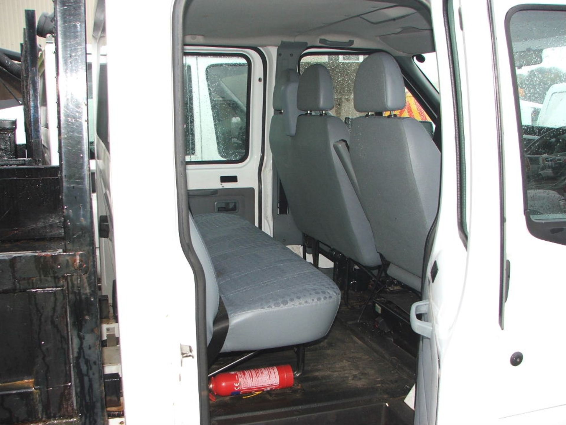 WHITE FORD TRANSIT TWIN AXLE CREW CAB TIPPER TRUCK WITH ROOF LIGHT & TOW BALL 09 PLATE 50971 MILES - Image 4 of 4