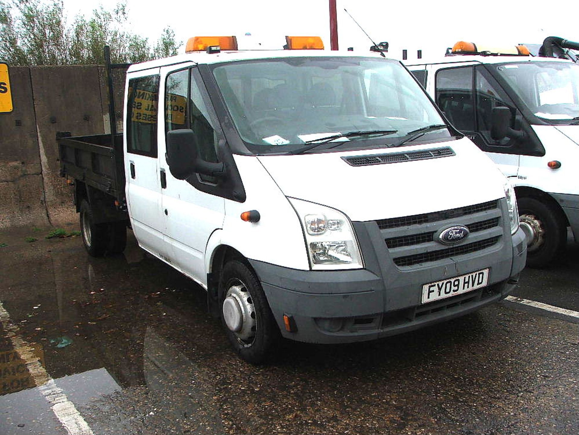 WHITE FORD TRANSIT TWIN AXLE CREW CAB TIPPER TRUCK WITH ROOF LIGHT & TOW BALL 09 PLATE 50971 MILES