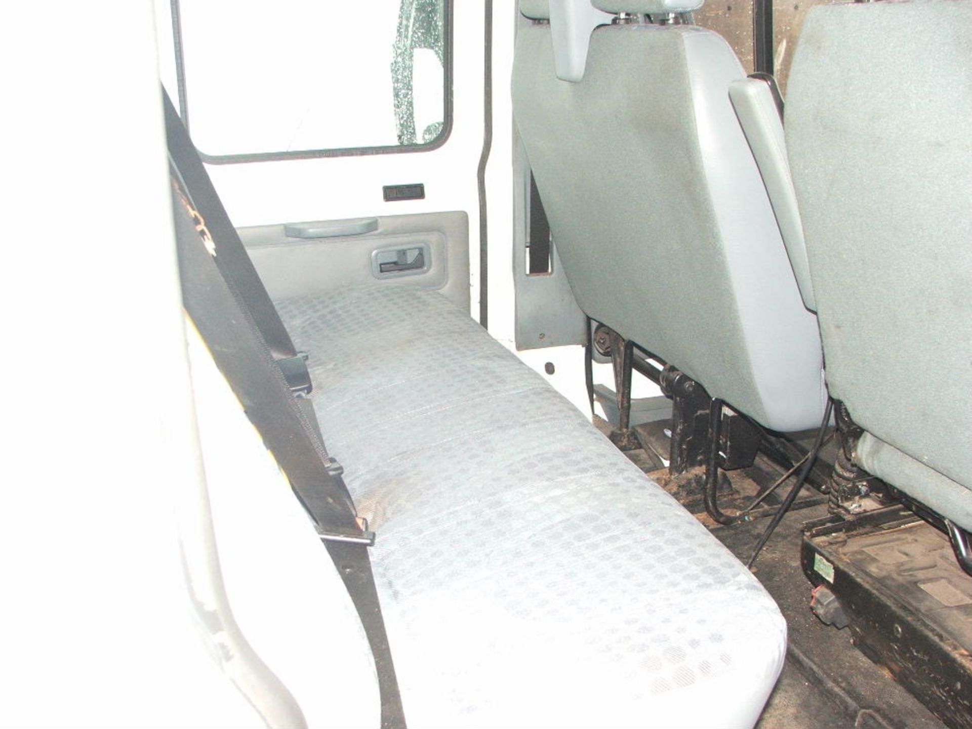 WHITE FORD TRANSIT TWIN AXLE CREW CAB TIPPER TRUCK WITH TOOL CHEST, ROOF LIGHT & TOW BALL 09 PLATE - Image 5 of 5