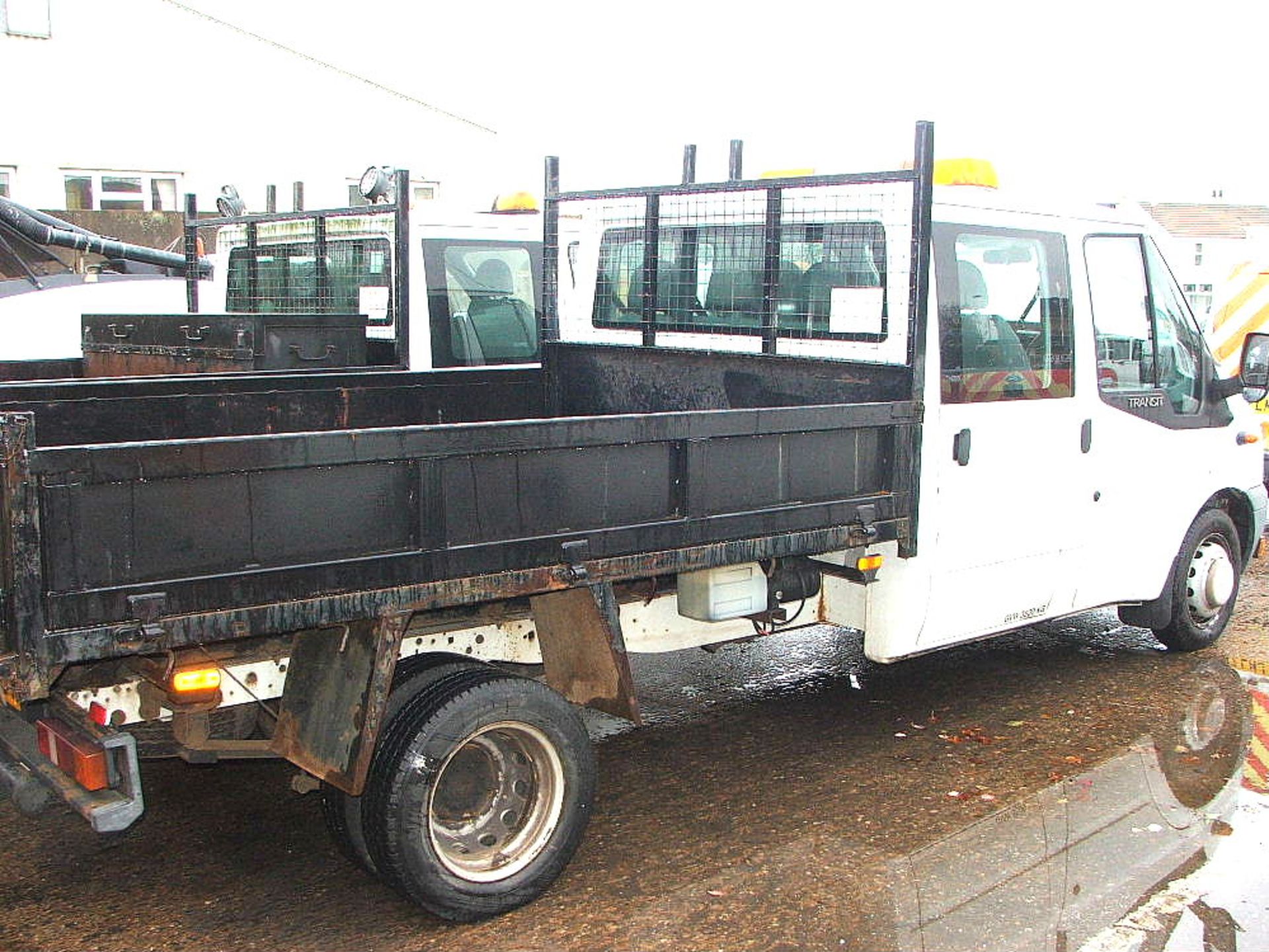 WHITE FORD TRANSIT TWIN AXLE CREW CAB TIPPER TRUCK WITH ROOF LIGHT & TOW BALL 09 PLATE 50971 MILES - Image 2 of 4