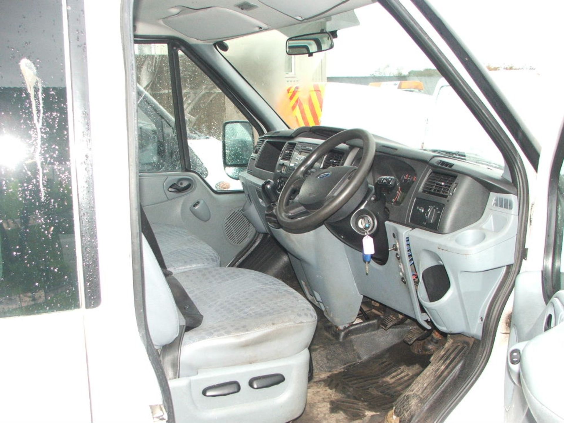 WHITE FORD TRANSIT TWIN AXLE CREW CAB TIPPER TRUCK WITH ROOF LIGHT & TOW BALL 09 PLATE 50971 MILES - Image 3 of 4