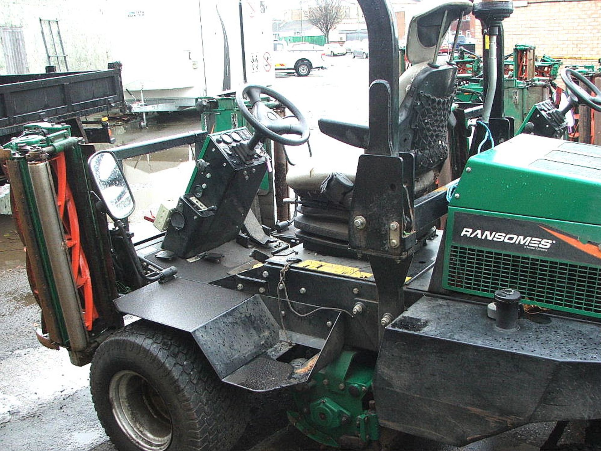 RANSOMES PARKWAY 2250 RIDE ON CYLINDER MOWER 10 PLATE 4384 HRS - Image 2 of 3