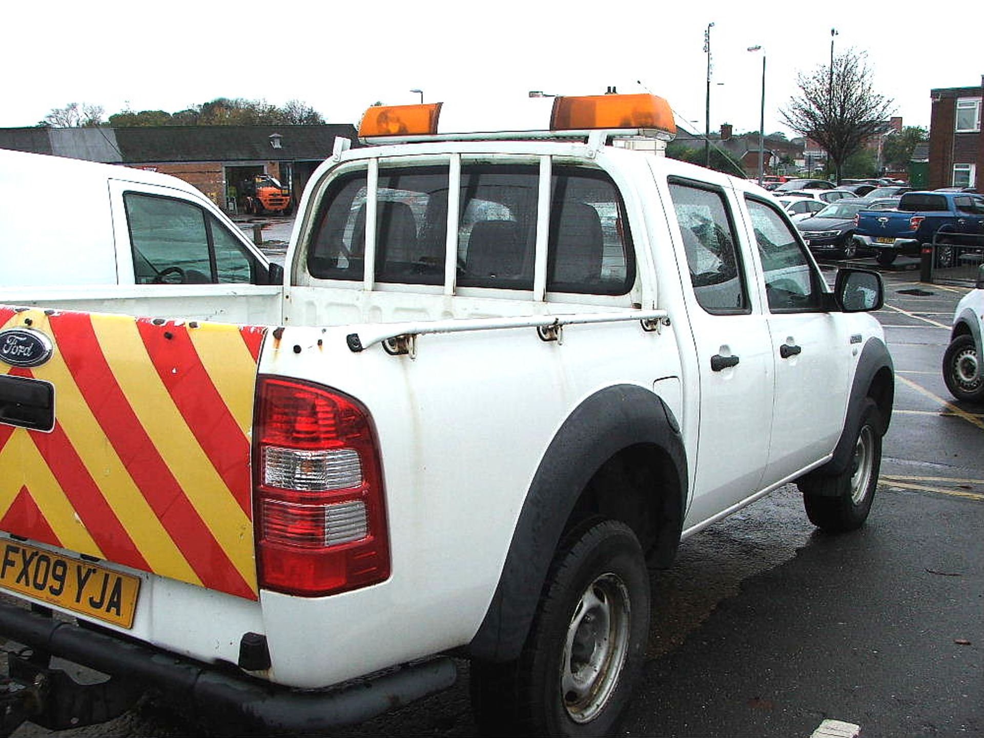WHITE FORD RANGER TDCI OPEN BACK 4 X 4 TWIN CAB PICK UP TRUCK WITH TOW BALL & ROOF LIGHT 09 PLATE - Image 2 of 4