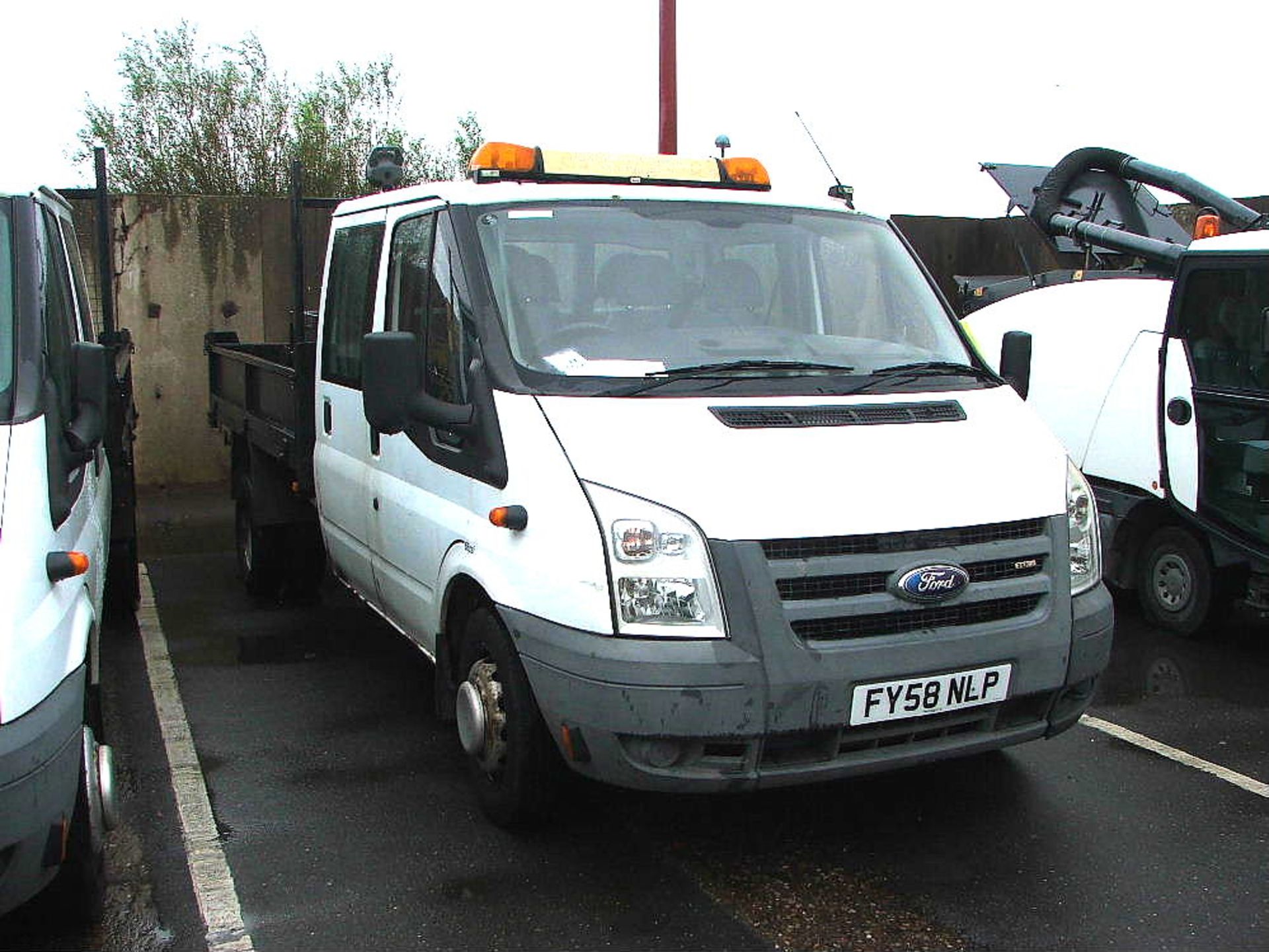 WHITE FORD TRANSIT TWIN AXLE CREW CAB TIPPER TRUCK WITH TOOL CHEST, ROOF LIGHT & TOW BALL 09 PLATE