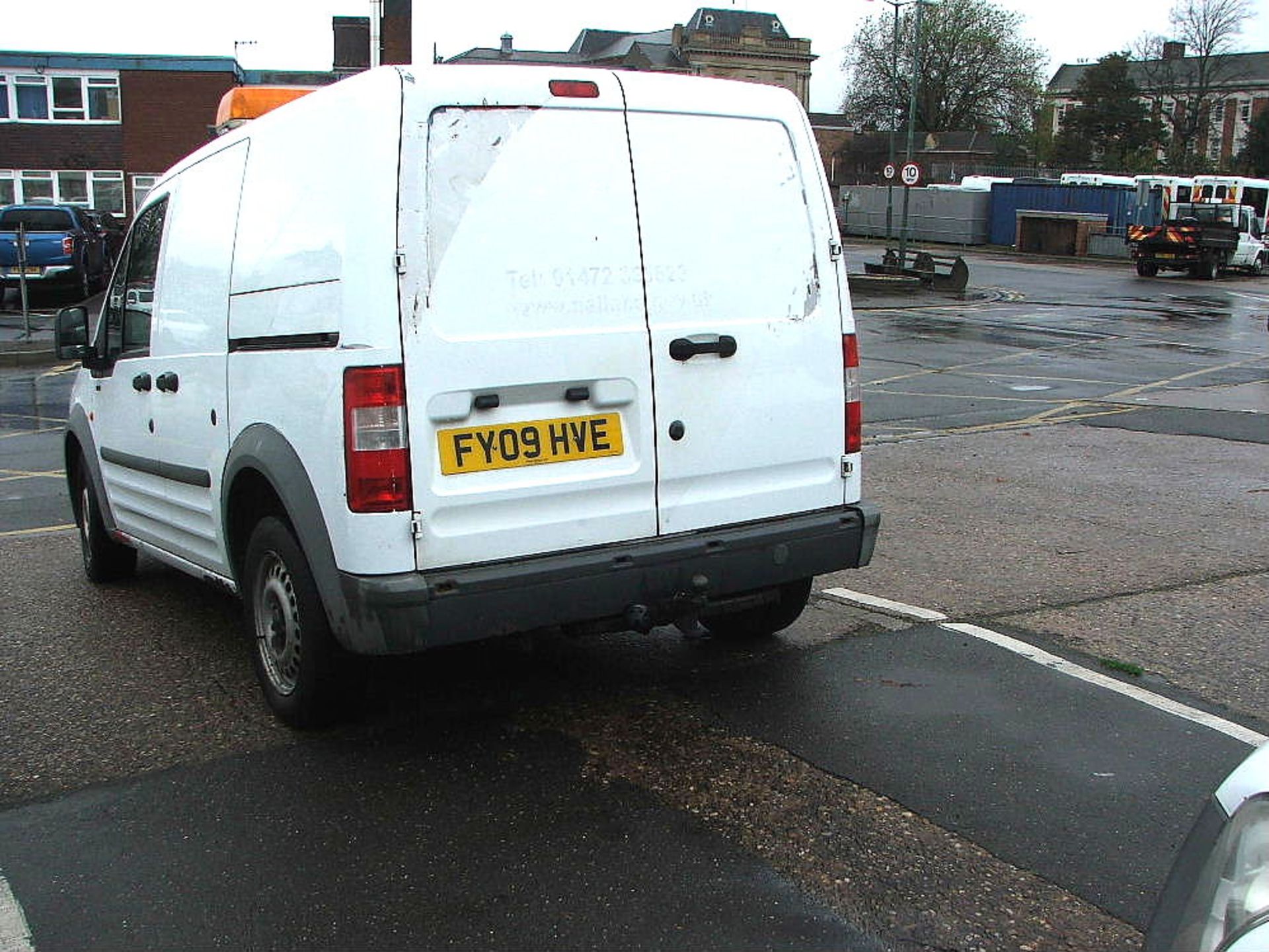 WHITE FORD CONNECT T230L VAN WITH ROOF LIGHT & TOW BALL 09 PLATE 83530 MILES MOT 01 2018 - Image 2 of 3