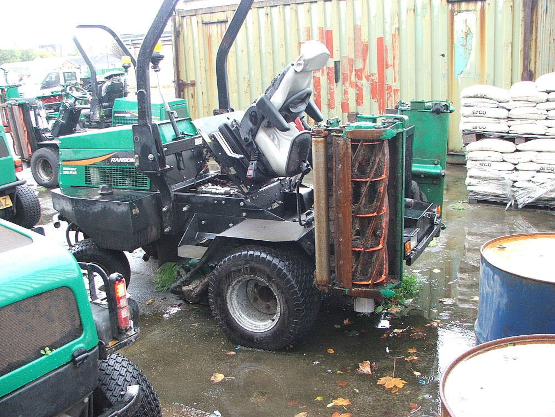 RANSOMES PARKWAY 2250 RIDE ON CYLINDER MOWER 10 PLATE 3016 HRS REQUIRES ENGINE REPAIR - Image 2 of 2