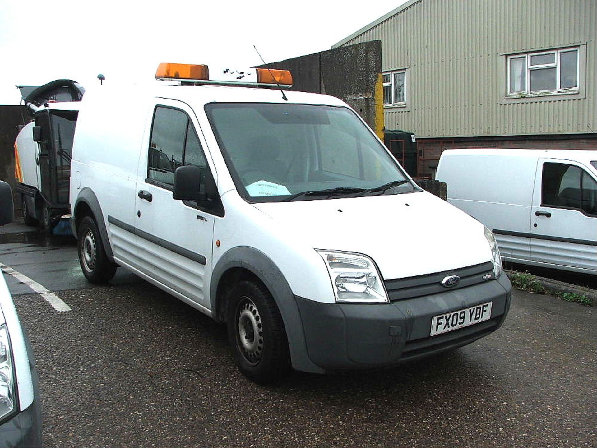 WHITE FORD CONNECT T230L WITH ROOF LIGHT & TOW BALL 09 PLATE 40229 MILES MOT 03 2018