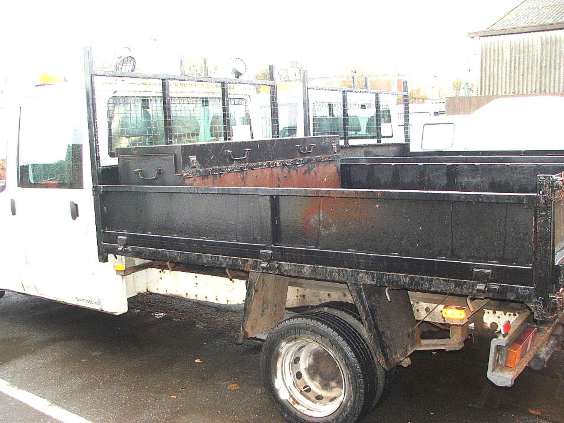 WHITE FORD TRANSIT TWIN AXLE CREW CAB TIPPER TRUCK WITH TOOL CHEST, ROOF LIGHT & TOW BALL 09 PLATE - Image 2 of 5