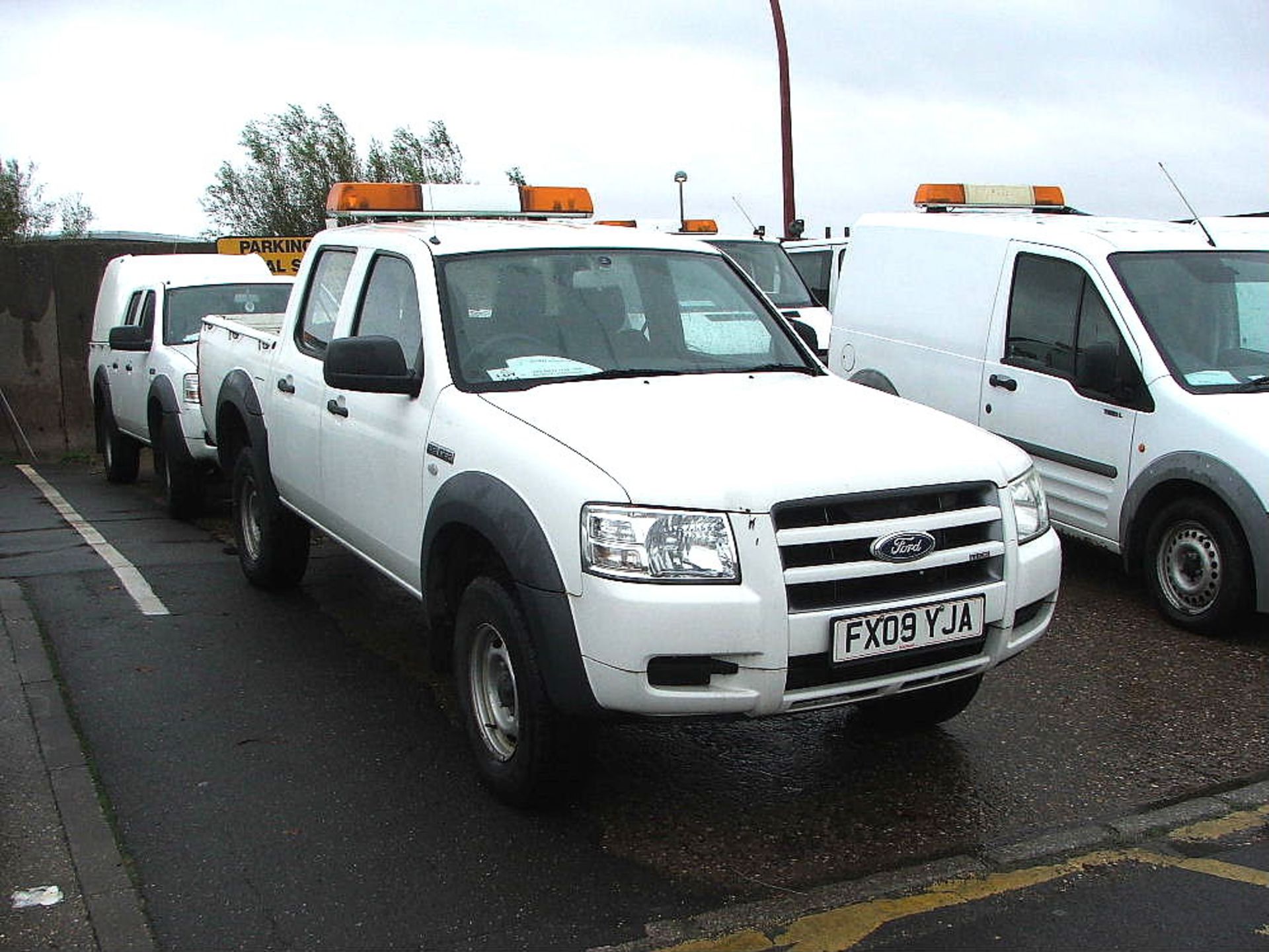 WHITE FORD RANGER TDCI OPEN BACK 4 X 4 TWIN CAB PICK UP TRUCK WITH TOW BALL & ROOF LIGHT 09 PLATE