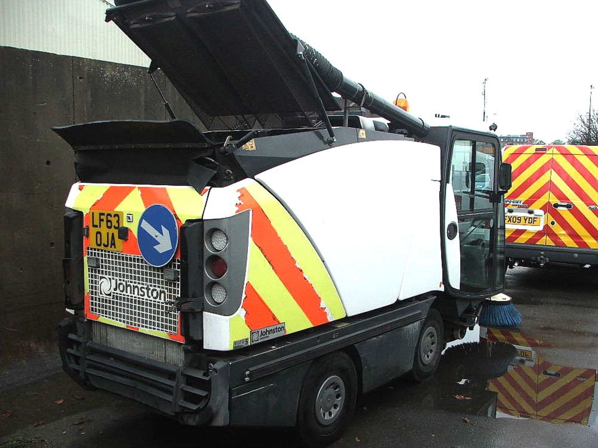 JOHNSTON CX201 COMPACT ROAD SWEEPER 3465 HRS ALL ROUND CCTV SYSTEM - Image 2 of 5