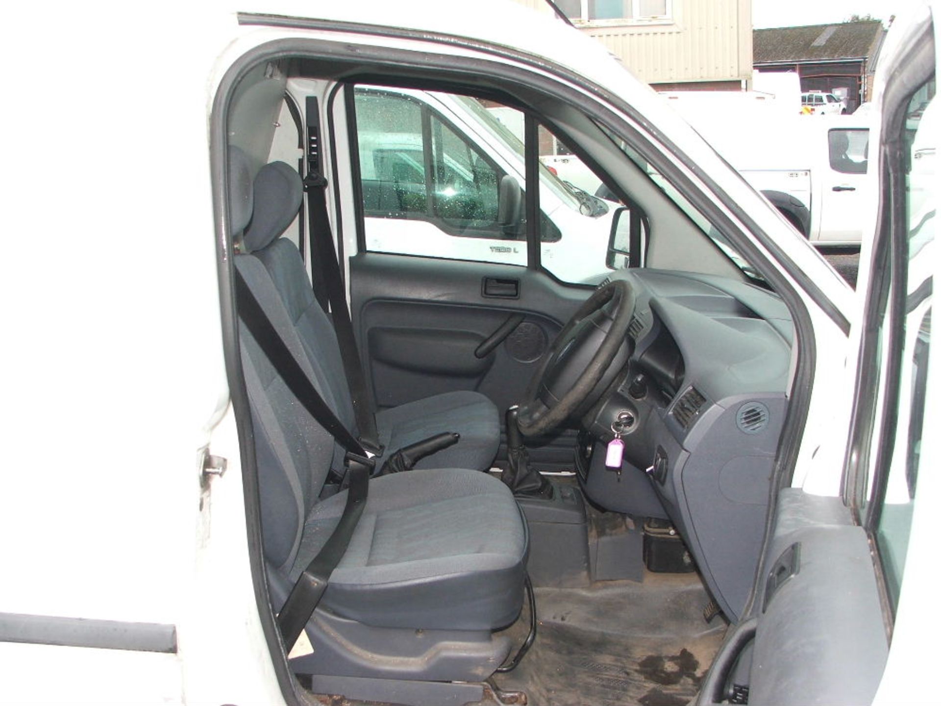 WHITE FORD CONNECT T230L VAN WITH ROOF LIGHT & TOW BALL 09 PLATE 83530 MILES MOT 01 2018 - Image 3 of 3