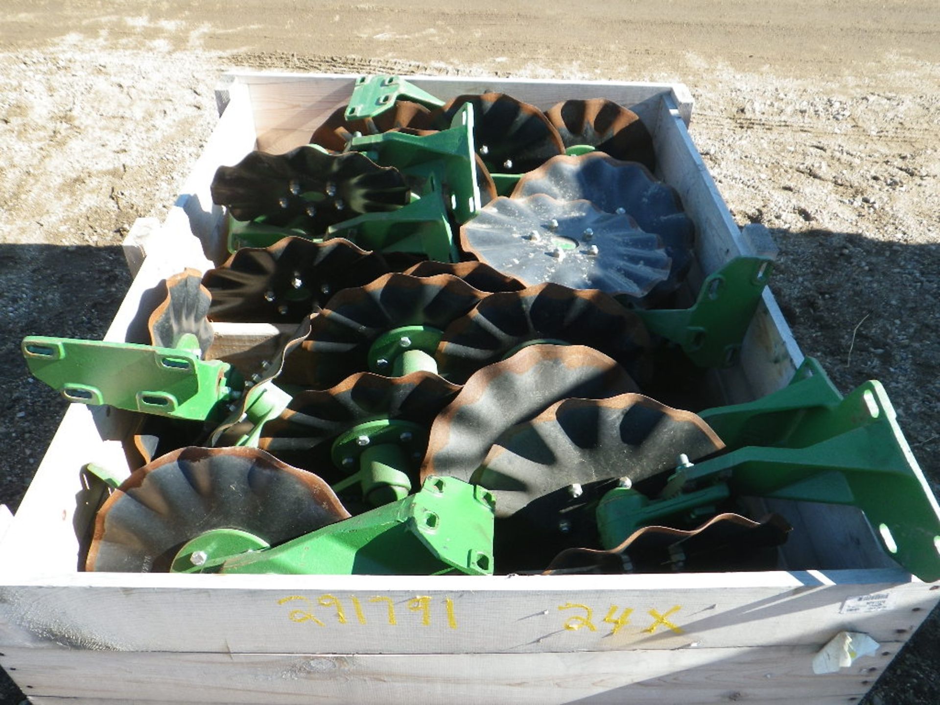 (29) (24) BA30078 JD 13 WAVE NO TILL MOUNTED COULTERS, 24 TIMES THE MONEY