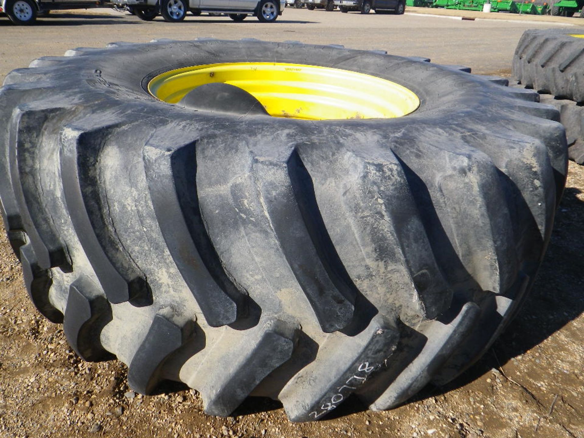 (34) 1 FS 800/70R38 DEFECTIVE TIRE ON 10 HOLE TRACTOR RIM, 11" PILOT HOLE - Image 4 of 5