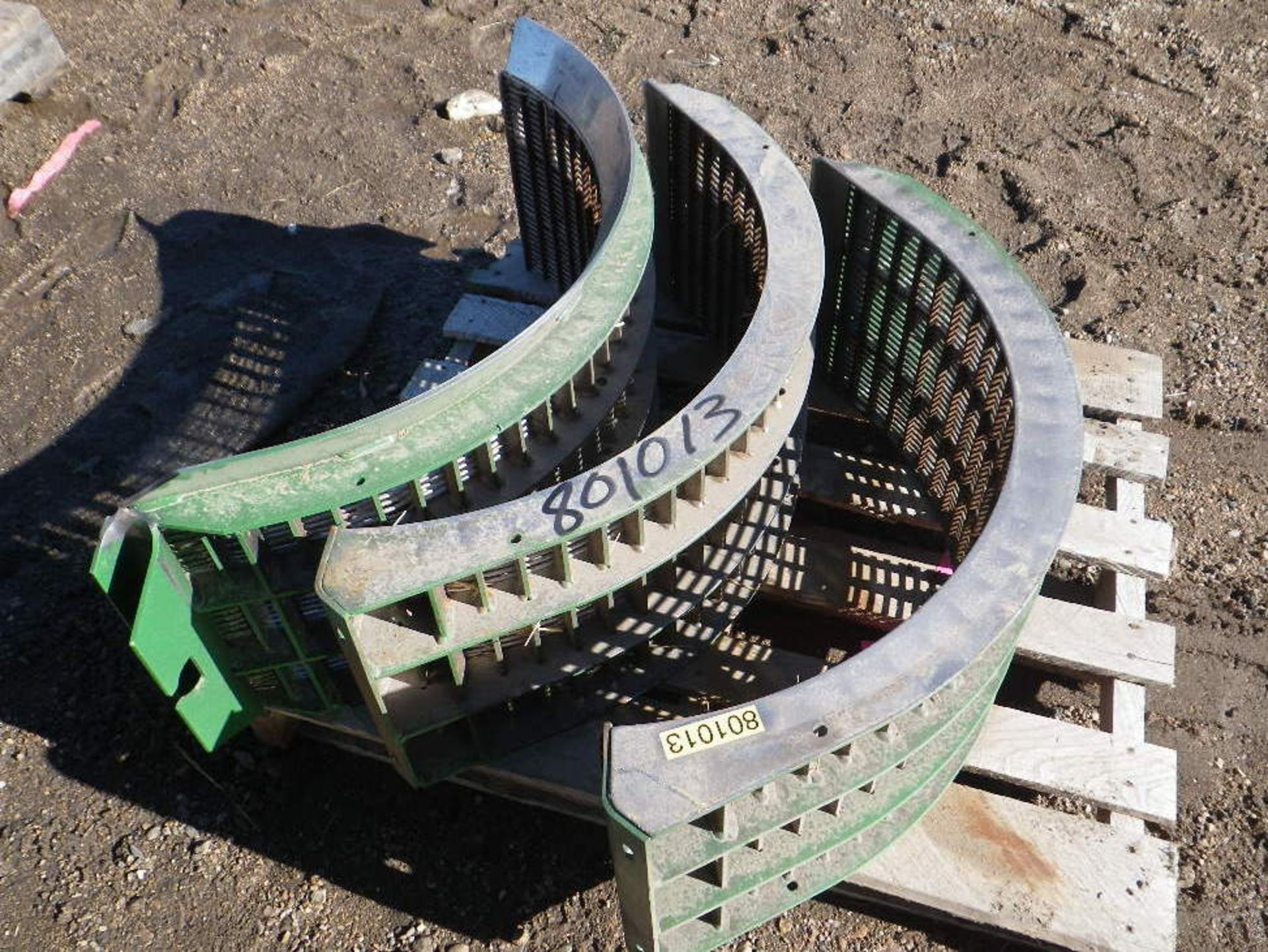 (40) SET OF 3 SMALL WIRE CONCAVES FOR JD S SERIES COMBINE