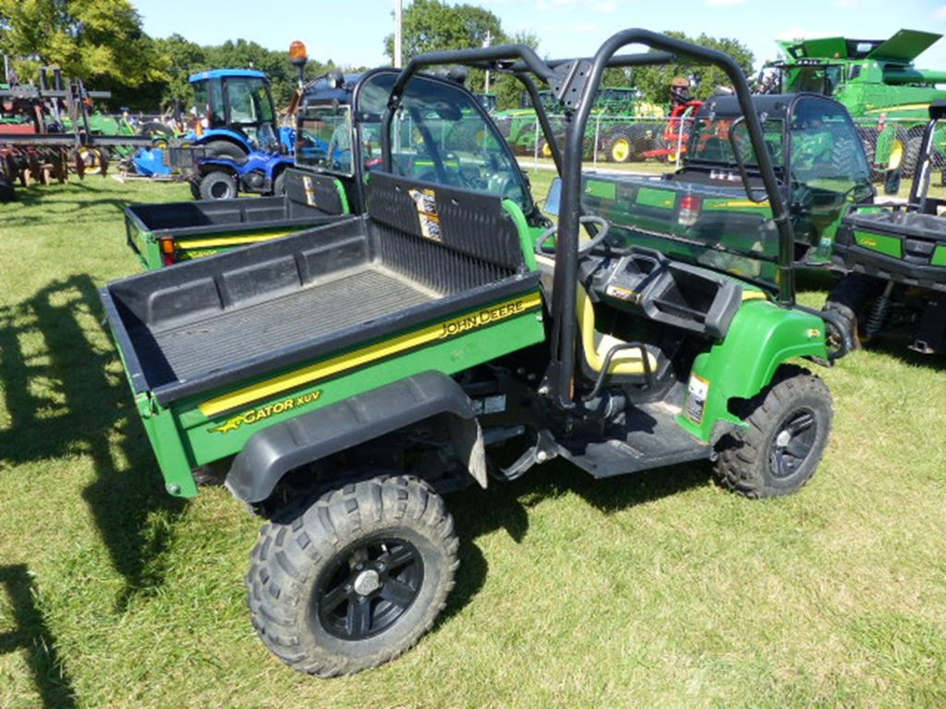 2009 JD XUV 850D GATOR, 4WD, DIESEL, HALF WINDSHIELD, POWER BED LIFT, ROPS, 1004HR, SN:M0XUVDX032383 - Image 3 of 6