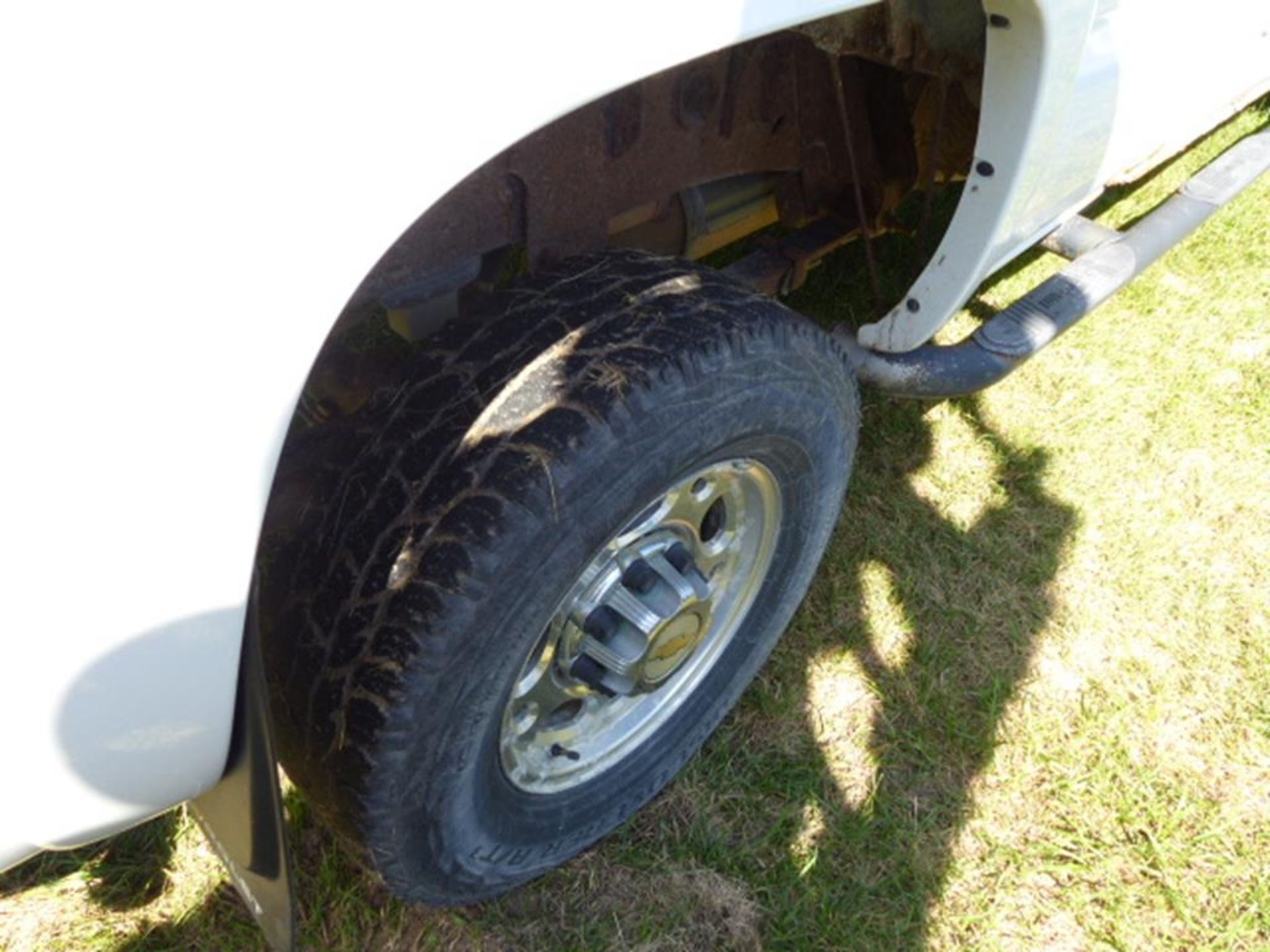 2005 CHEVY 2500HD EXT CAB, 4WD PICKUP, 6' BED, WHITE, TRAILER HITCH, V-8, AUTO, CLOTH INTERIOR, - Image 4 of 6