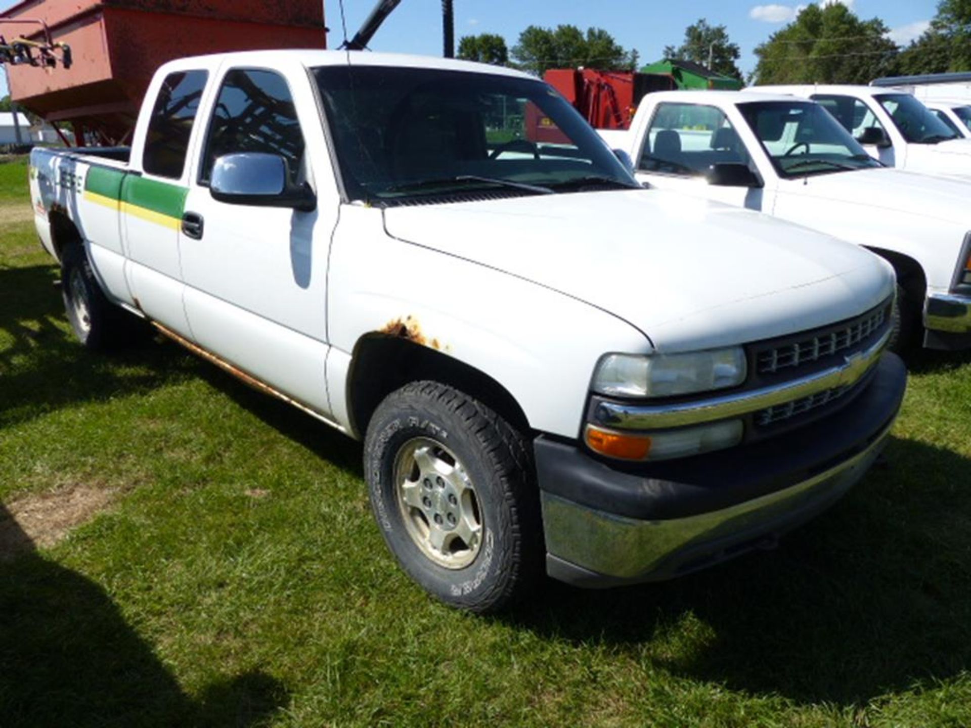 2001 CHEVY 1500 EXT CAB 4WD PICKUP, 6 1/2' BED, WHITE, ALUM RIMS, V-8,TRAILER HITCH, AUTO, CLOTH - Image 7 of 7