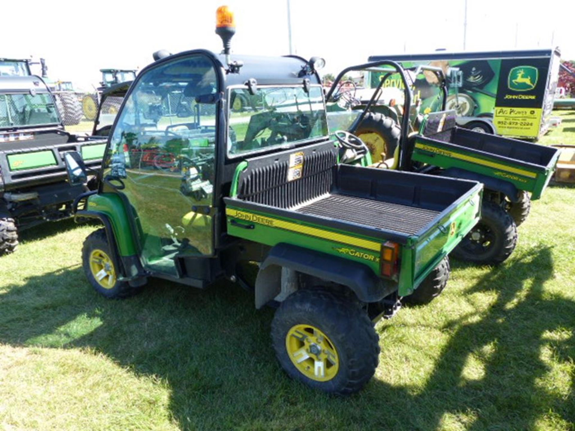 2009 JD 850D GATOR, 4WD, DIESEL, FULLY ENCLOSED FACTORY CAB, POWER BED LIFT, BED LINER - Image 2 of 6