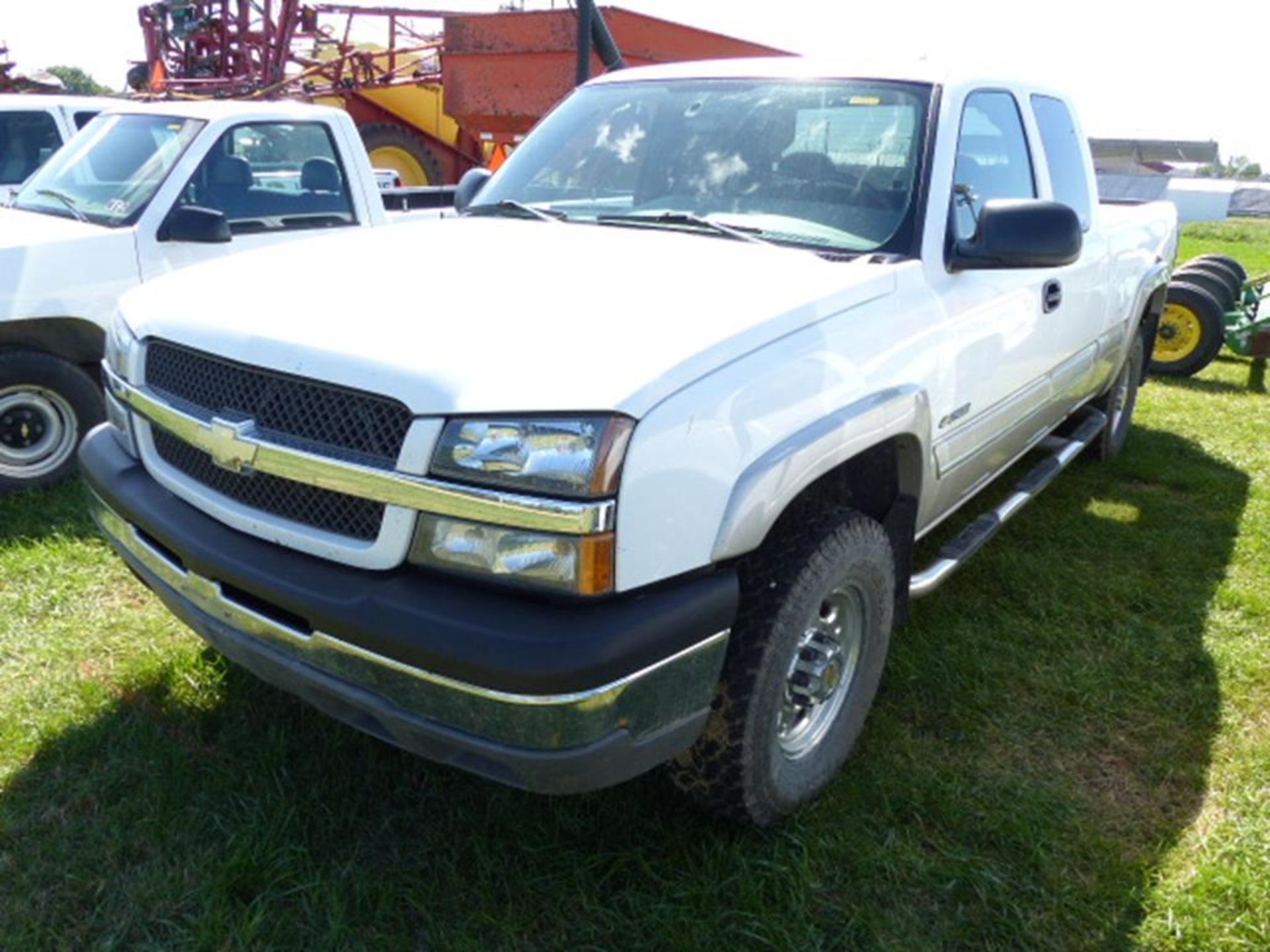 2004 CHEVY 2500 EXT CAB 4WD PICKUP, 6' BED, WHITE, NERF BARS, HITCH, SILVER TRIM,V-8, AUTO, CLOTH