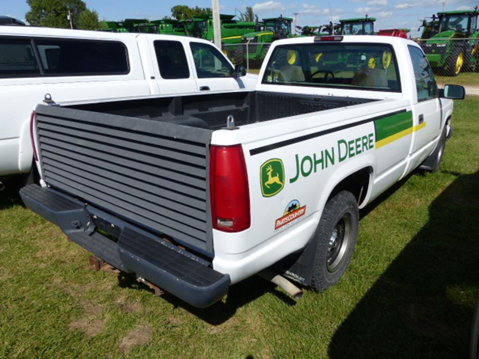 1997 CHEVY WT 1500 REG CAB 2WD PICKUP, 8' BED W/LINER AND LUVERED TAILGATE, V6 AUTO, CLOTH - Image 3 of 7