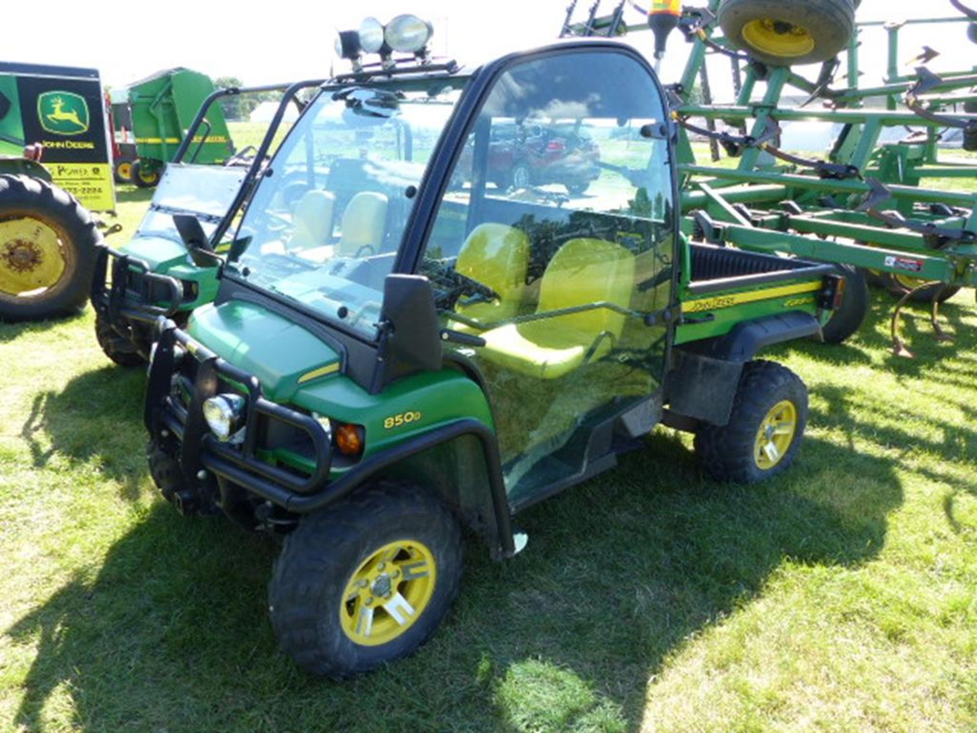 2009 JD 850D GATOR, 4WD, DIESEL, FULLY ENCLOSED FACTORY CAB, POWER BED LIFT, BED LINER