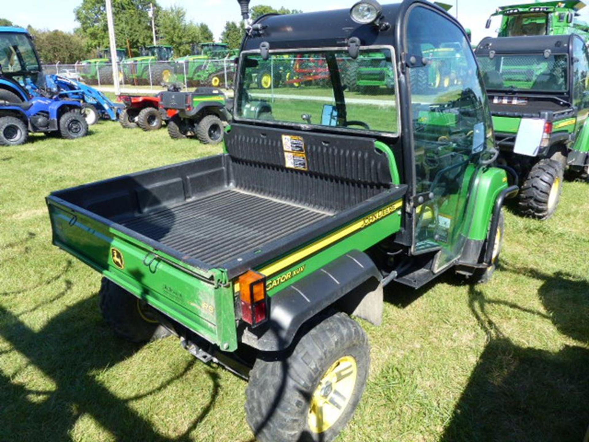 2009 JD 850D GATOR, 4WD, DIESEL, FULLY ENCLOSED FACTORY CAB, POWER BED LIFT, BED LINER - Image 3 of 6