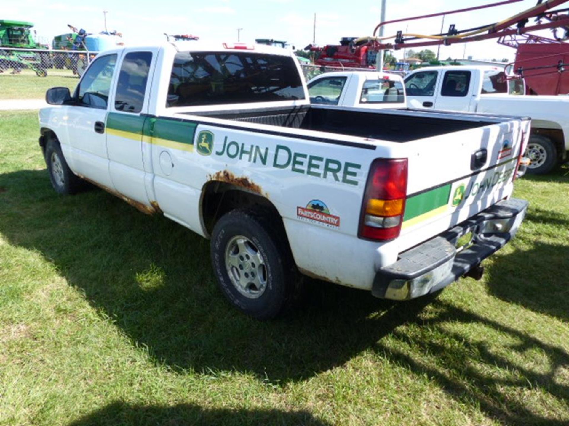 2001 CHEVY 1500 EXT CAB 4WD PICKUP, 6 1/2' BED, WHITE, ALUM RIMS, V-8,TRAILER HITCH, AUTO, CLOTH - Image 2 of 7