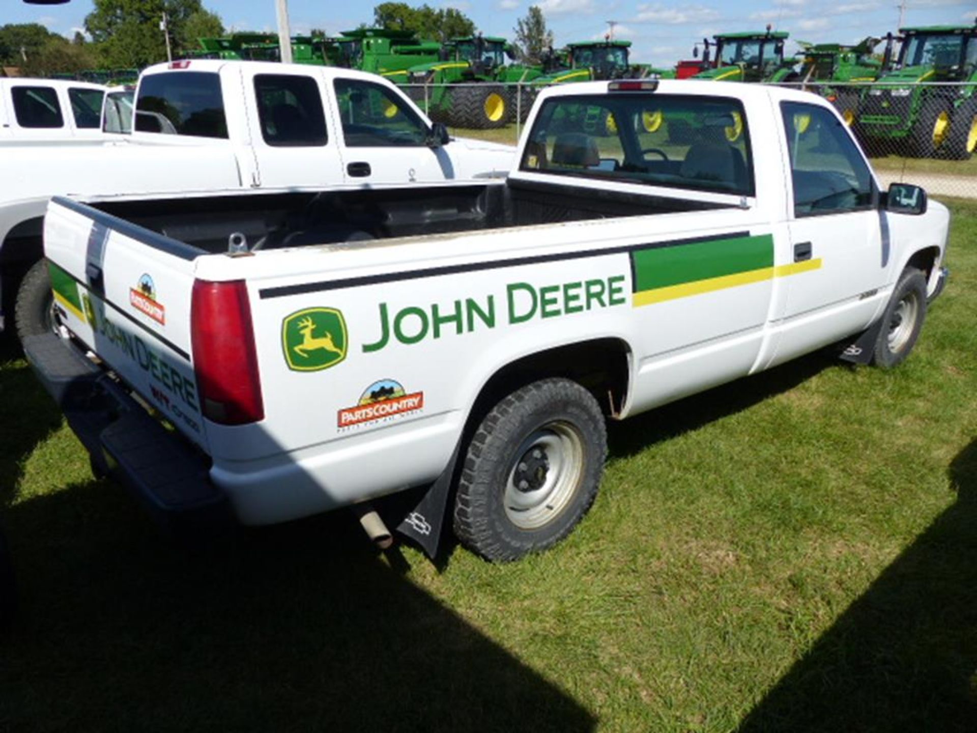 1998 CHEVY 1500 REG CAB 2WD PICKUP, 8' BED WITH BED LINER AND MAT, WHITE, TRAILER HITCH, V-6, AUTO, - Image 3 of 7