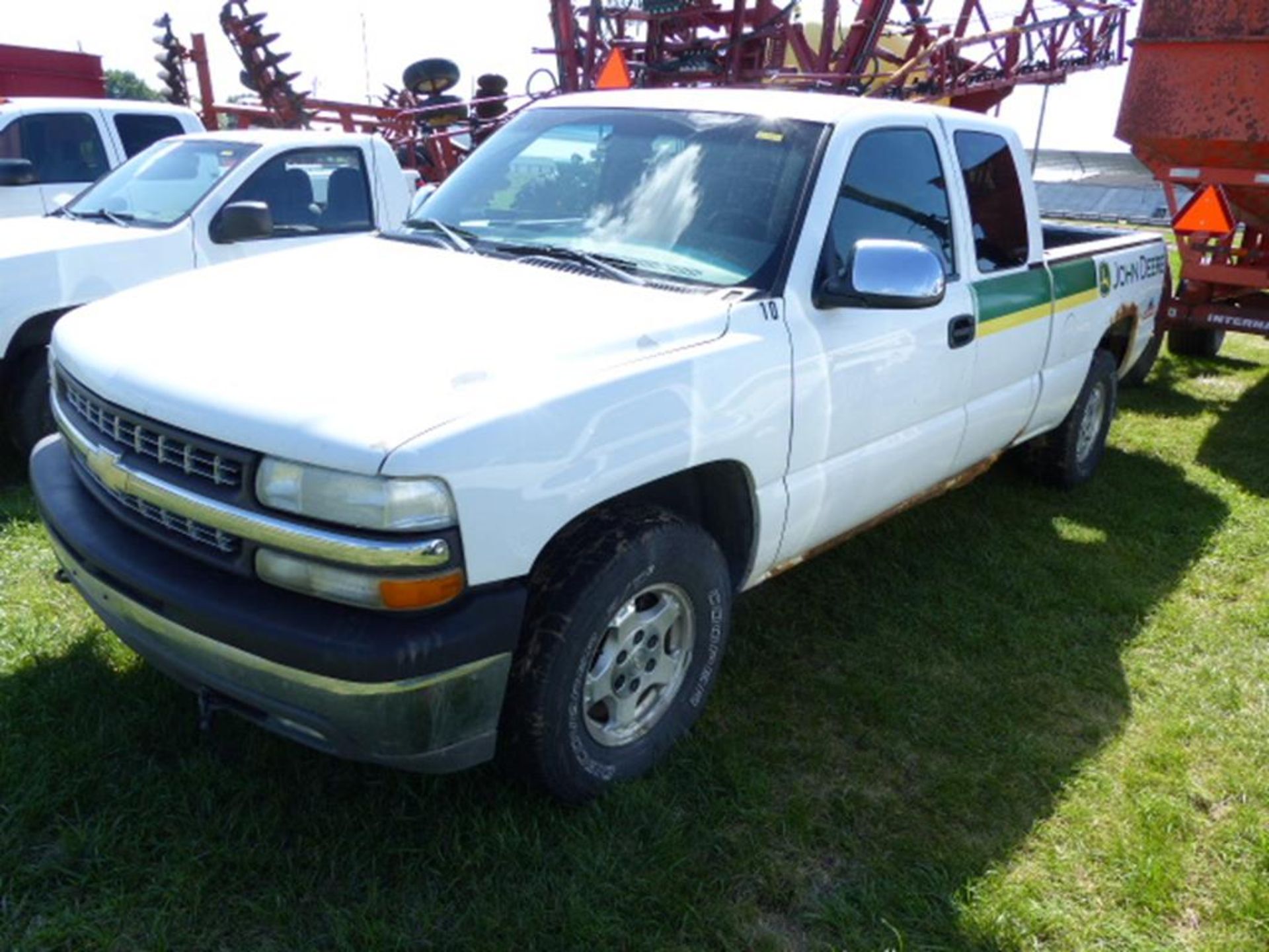 2001 CHEVY 1500 EXT CAB 4WD PICKUP, 6 1/2' BED, WHITE, ALUM RIMS, V-8,TRAILER HITCH, AUTO, CLOTH