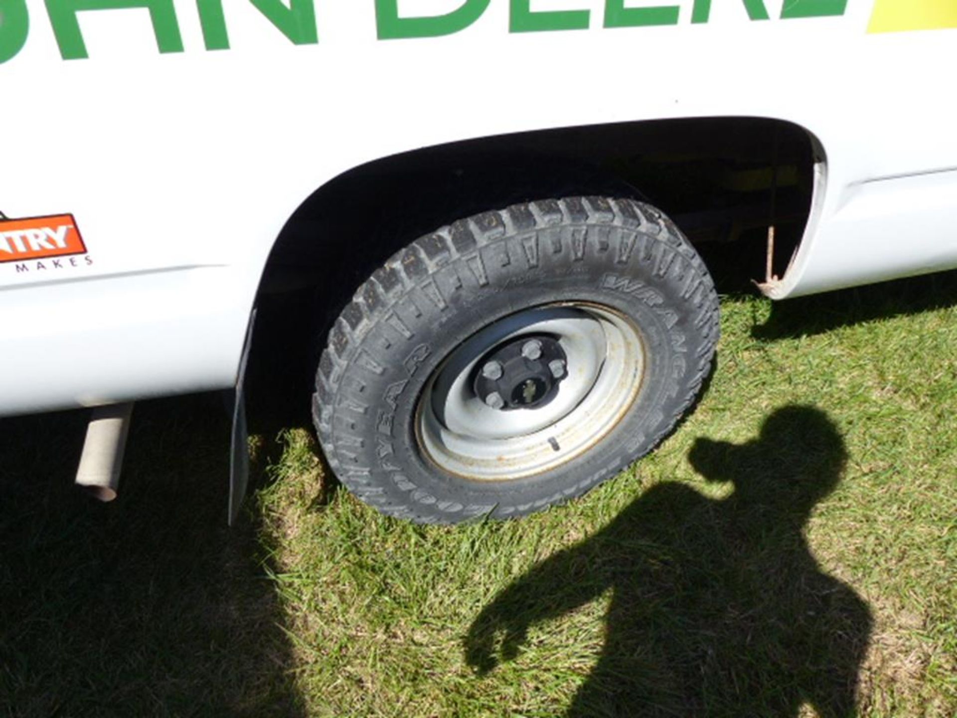 1998 CHEVY 1500 REG CAB 2WD PICKUP, 8' BED WITH BED LINER AND MAT, WHITE, TRAILER HITCH, V-6, AUTO, - Image 5 of 7