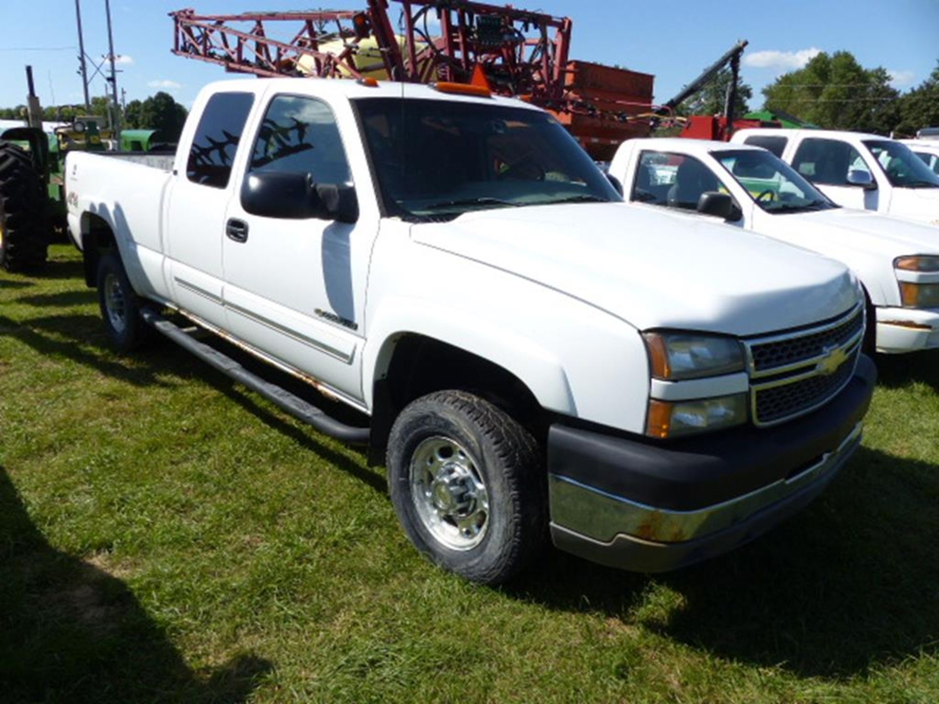 2005 CHEVY 2500HD EXT CAB, 4WD PICKUP, 6' BED, WHITE, TRAILER HITCH, V-8, AUTO, CLOTH INTERIOR, - Image 6 of 6