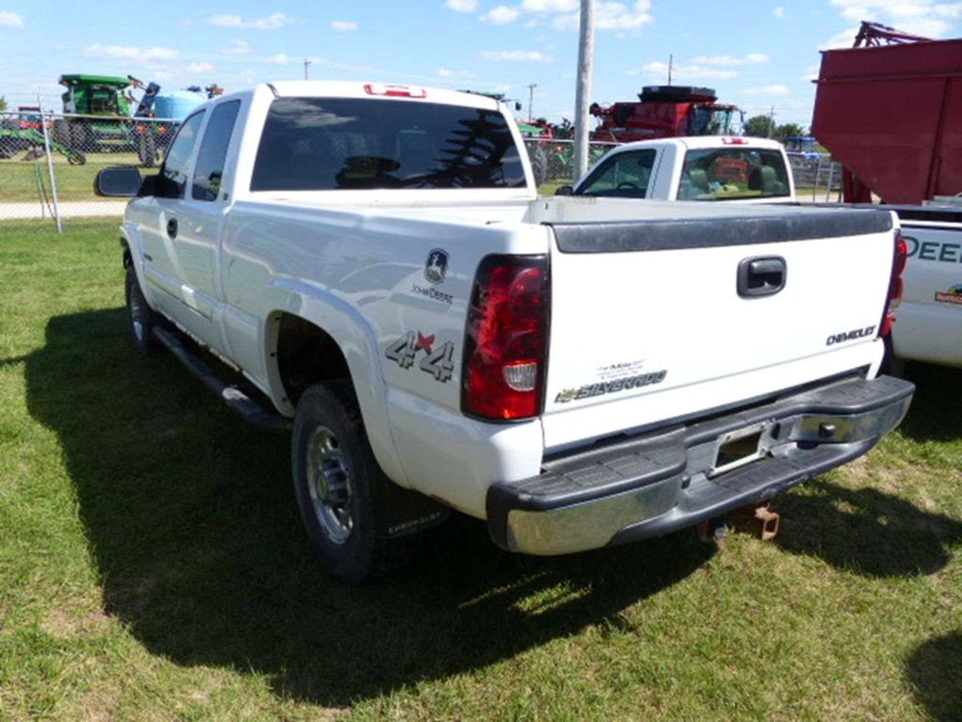 2005 CHEVY 2500HD EXT CAB, 4WD PICKUP, 6' BED, WHITE, TRAILER HITCH, V-8, AUTO, CLOTH INTERIOR, - Image 2 of 6